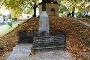 Pomn�k padl�m v Oprechtic�ch